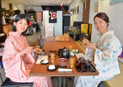 Japanse thee ceremonie met zoete hapjes